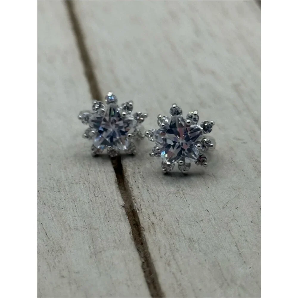 Silver tone Snowflake Crystal Stud Earrings - Clear White Sparkle